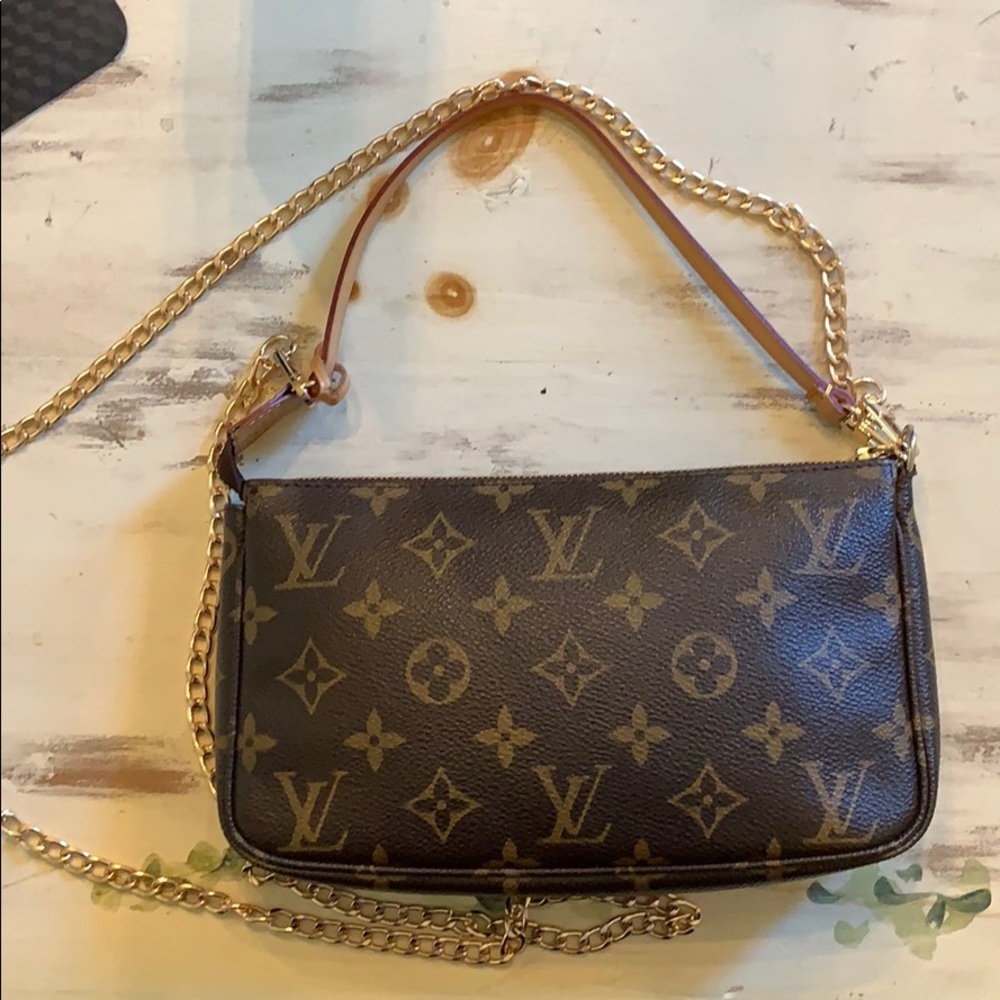 Louis Vuitton pouchette